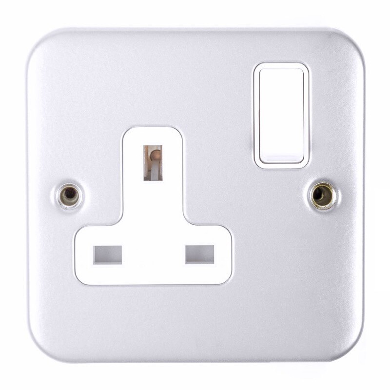 MS131S 1 Gang SP Switched Metal Clad Socket Outlet