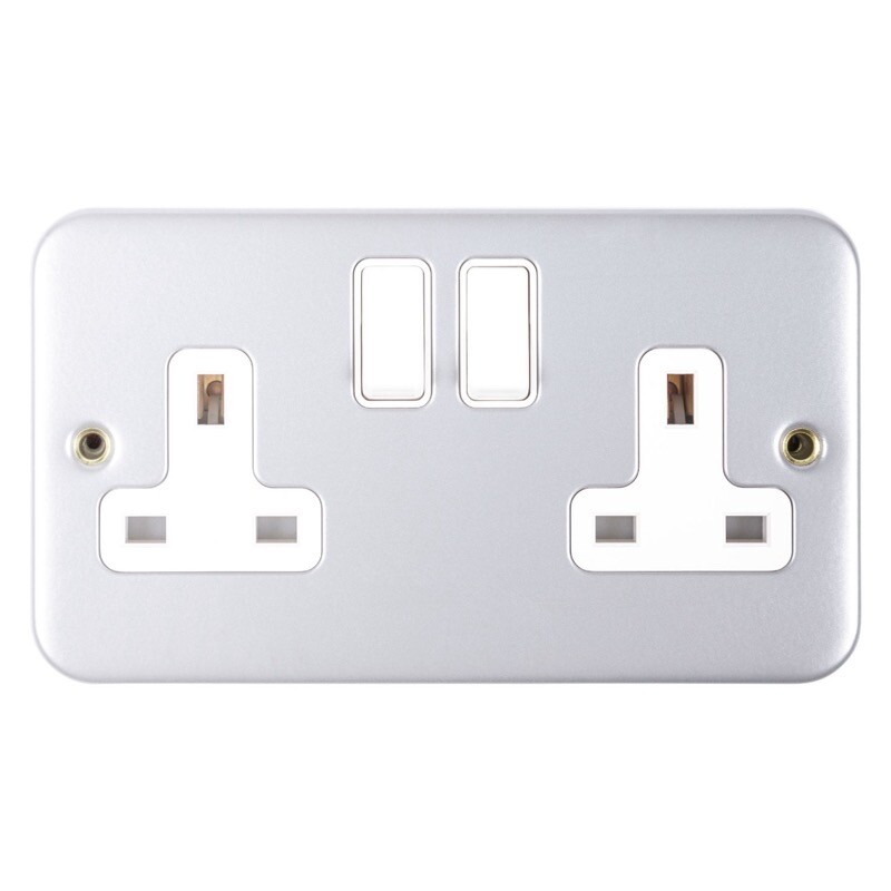 MS132S 13A 2 Gang SP Switched (Twin Earths) Metal Clad Socket Outlet
